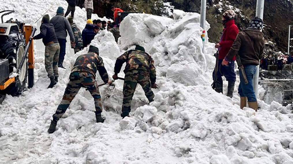 avalanche kills 7 in India